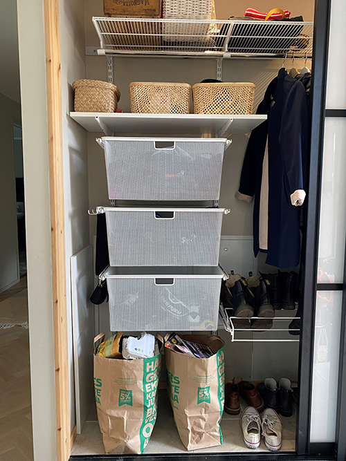 papperskassar med förpackningar i garderob