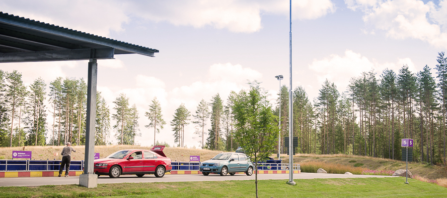bilar tömmer avfall på Bollnäs återvinningscentral
